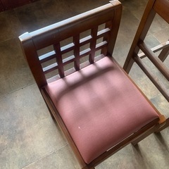 カウンター用の椅子とちょっと低い椅子です。の画像