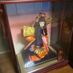 ガラスケース入り人形