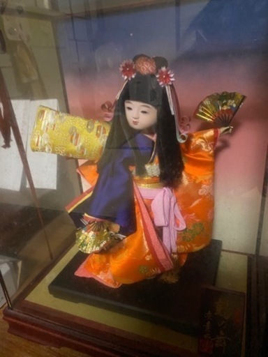 ガラスケース入り人形
