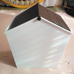 おうち型ゴミ箱とサニタリーBOXの画像