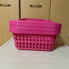 ピンク色のカゴの画像