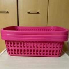 ピンク色のカゴ