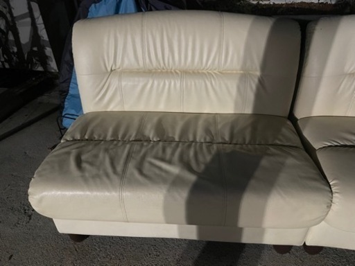 白い収納付きコーナーソファです。