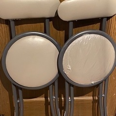 パイプ椅子2脚の画像
