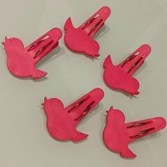 ツイッターみたいな赤い洗濯ばさみとカゴ