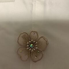 手作りブローチを差し上げます。