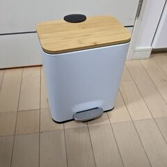 べダル式ゴミ箱