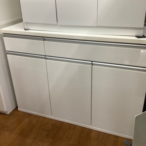 バーカウンターテーブル　ニトリ　3枚扉　引き出し付き