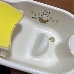 本日処分 譲ります。ベビー用品 ベビーバス 頭クッション 授乳ケープ つかまり立ち おもちゃの画像