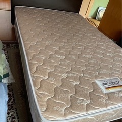 株式会社リーベット社製シングルベッド　マットレス付き。