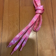 adidasのピンクの靴紐