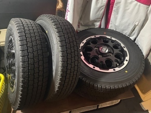 スタッドレスタイヤ　ホイール付き12インチ　4穴