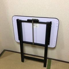 折り畳みテーブルの画像
