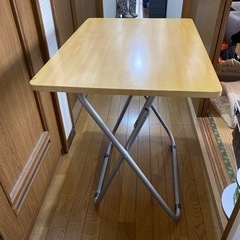 折り畳みテーブルの画像