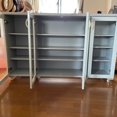 キャスター付き食器棚の画像