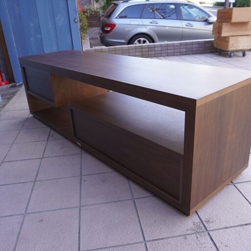 IDEE(イデー)のCONTOUR TV CABINET Walnut(コントゥール テレビキャビネット ウォールナット)。アシンメト