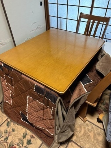 ４人掛け用テーブル型コタツ！回転座椅子4脚付き