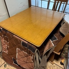 ４人掛け用テーブル型コタツ！回転座椅子4脚付き