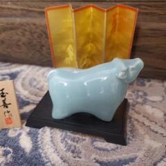 丑　干支置物　玉善作　花模様　陶器の画像