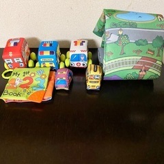 ❤️新品❤️赤ちゃん　プレイマット　布製車5台　布絵本付きの画像