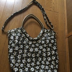 トートバッグ、キラキラ光るストーンが付いていますの画像