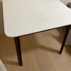 【無料】テーブル イス二脚セットの画像