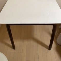 【無料】テーブル イス二脚セット