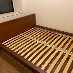 ベッド　クイーンサイズ　サイドボード付