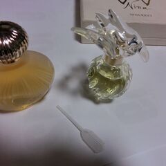 🌟未使用保管品、2点、🌟Nina Ricci、箱はサービスです、★単三電池比較用、★プロフィール必読ですの画像