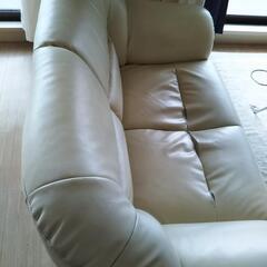 ホワイトソファー　2P  配達可能です！　座面にやや破れ有り！の画像