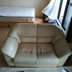 ホワイトソファー　2P  配達可能です！　座面にやや破れ有り！の画像