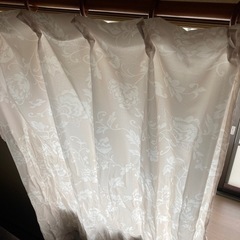小窓用カーテン　花柄？