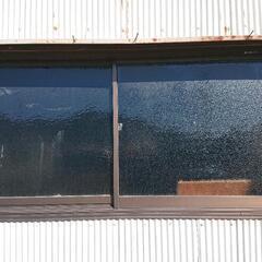 瓦や柱の材木、ガラスドア等の画像