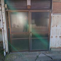 瓦や柱の材木、ガラスドア等の画像