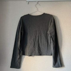 グレーのカーディガンの画像