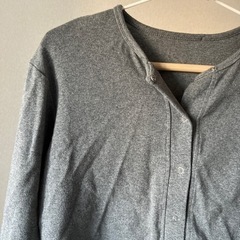 グレーのカーディガンの画像