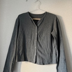 グレーのカーディガンの画像