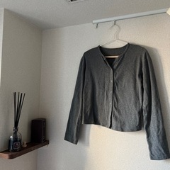 グレーのカーディガン