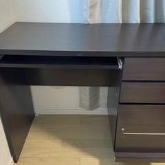 デスクと椅子の画像