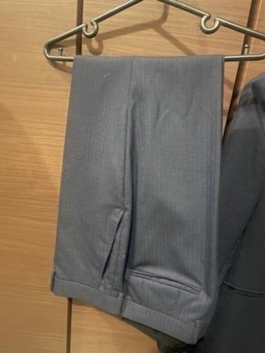 青のスーツです