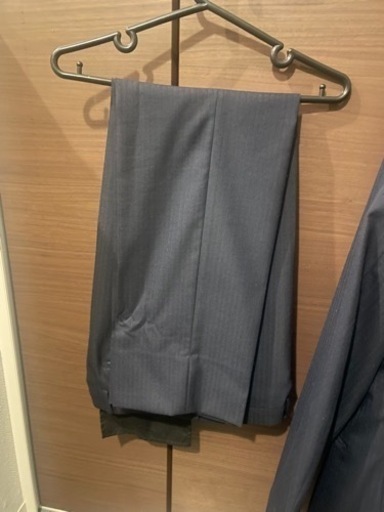 青のスーツです