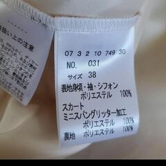 ベージュドレスの画像