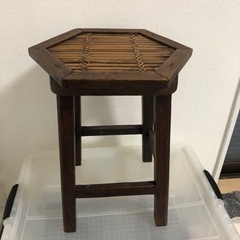 free box and chair の画像