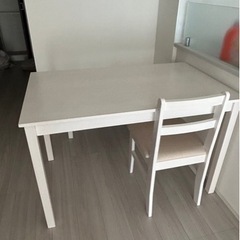 ダイニングテーブルの画像