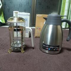 ティーメーカーとポットの画像