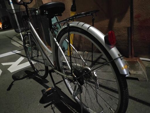 26インチの自転車。購入から1年。色はシルバー。鍵は２本。ライト点きます。ベル鳴ります。ブレーキは普通に効きます。目立つサビはありませ