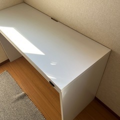 パソコンデスクの画像