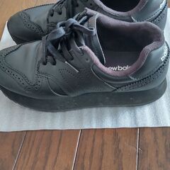 new balance レザースニーカー23.5 黒