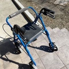 歩行器　屋外の画像