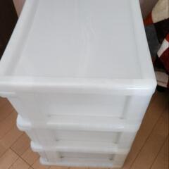 プラスチック衣装ケース×2の画像